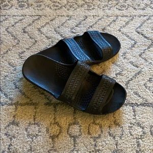 Black Hawaiian slippahs 🌺